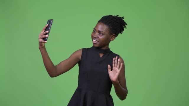 Junge-schöne-afrikanische-geschäftsfrau-mit-Telefon