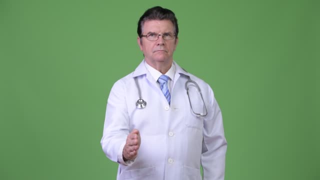 Senior-gut-aussehender-Mann-Arzt-geben-händedruck
