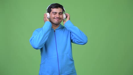Schönen-jungen-persischen-Mann-anhören-von-Musik