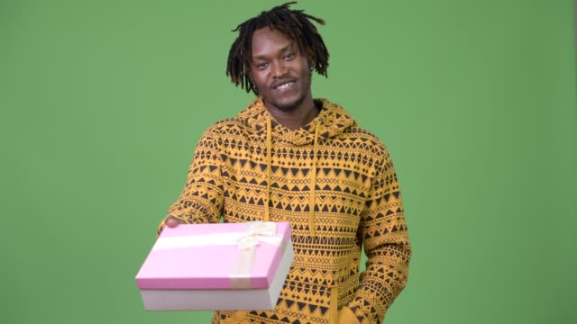 Glücklich-schönen-jungen-afrikanischen-Mann-geben-Geschenk-box