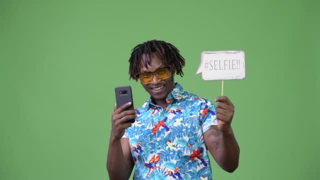 Junge-hübsche-afrikanische-Touristen-Mann-unter-selfie