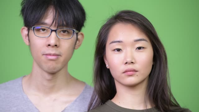 Junge-asiatische-Brautpaar-gemeinsam-Lächeln