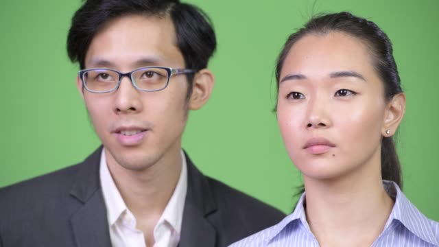Pensamiento-de-negocio-asiático-feliz-joven-pareja-junto