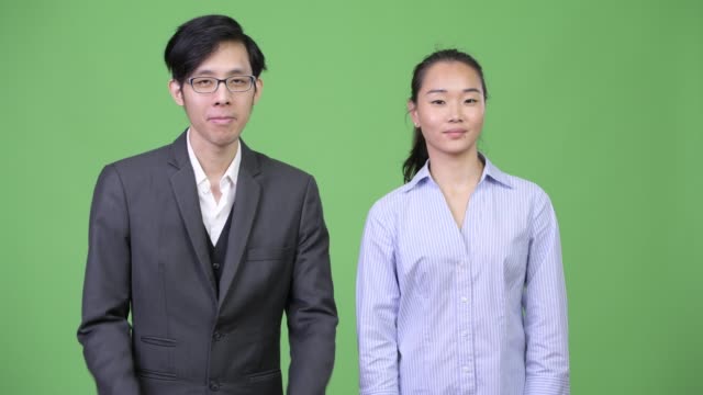 Junge-asiatische-Geschäft-Paar-bereit,-zusammen-zu-kämpfen