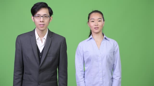 Junge-asiatische-Geschäft-Paar-miteinander-reden