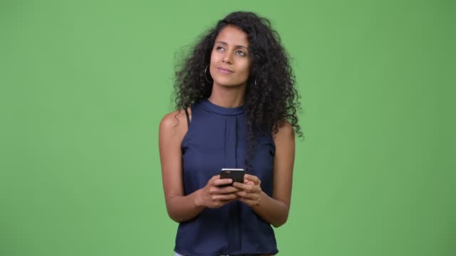 Junge-schöne-Hispanic-geschäftsfrau-denken-bei-der-Verwendung-von-Telefon