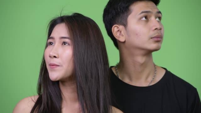 Junge-asiatische-Brautpaar-denken-zusammen