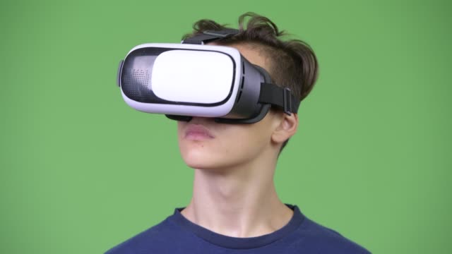Junge-hübsche-Teenager-mit-virtual-Reality-Kopfhörer