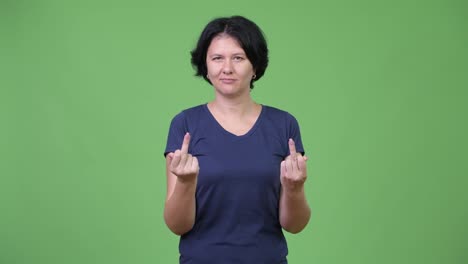 Mujer-enojada-con-el-pelo-corto,-mostrando-ambos-dedos-medios