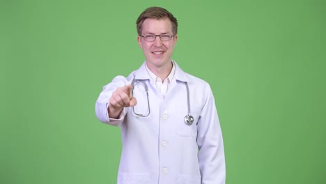 Porträt-des-jungen-Mann-Arzt-Finger-zeigen
