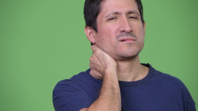 Betonte-Hispanic-Mann-mit-Nackenschmerzen
