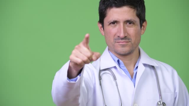 Glücklich-Hispanic-Mann-Arzt-zeigte-auf-Kamera