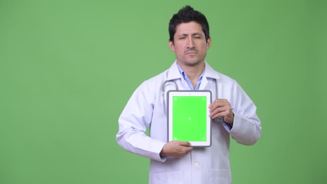 Hispanic-Mann-Arzt-zeigt-digital-Tablette