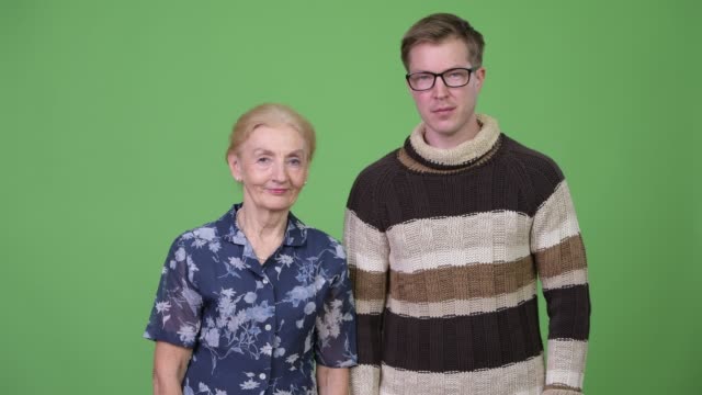 Glückliche-Großmutter-und-Enkel-Daumen-zusammen-aufgeben