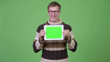 Glücklich-schönen-jungen-Mann-zeigt-digital-Tablette