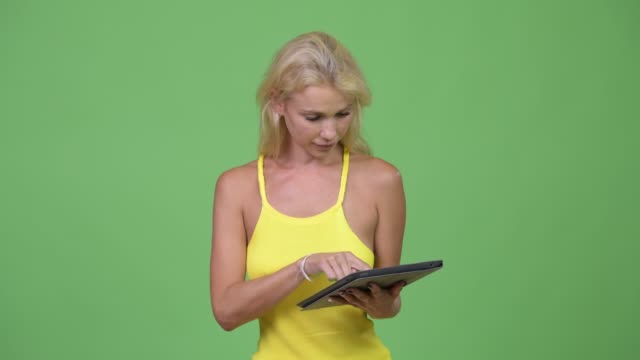 Junge-glücklich-schöne-blonde-Frau-mit-digital-Tablette