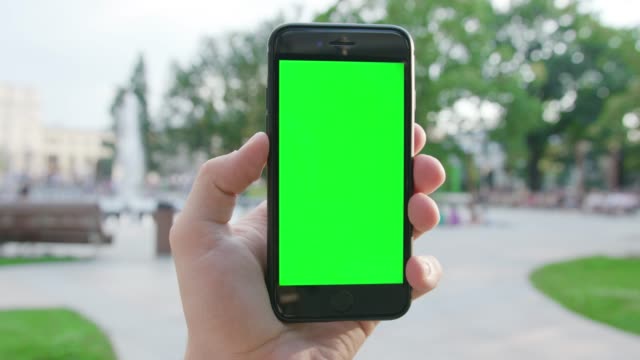 Eine-Hand-hält-eine-Telefon-mit-einem-Green-Screen