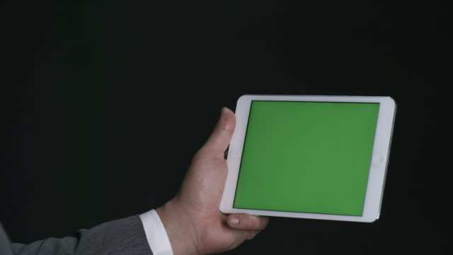 Männliche-Hände-mit-Tablet-mit-futuristischen-Technologie