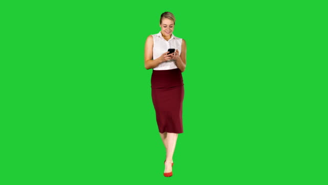 Schöne-junge-Frau-mit-ihrem-Mobiltelefon-auf-einem-Green-Screen,-Chroma-Key