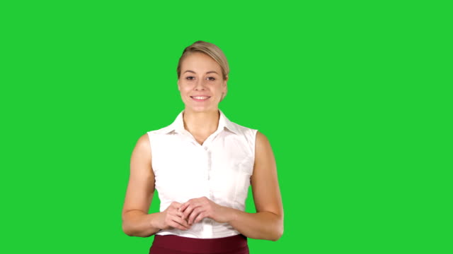 Beautiful-woman-walking-and-smiling-to-the-camera-on-a-Green-Screen,-Chroma-Key