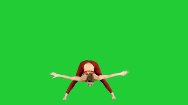 Mujer-joven-en-flexión-hacia-delante-asana-yoga-pose-en-una-pantalla-verde-Chroma-Key