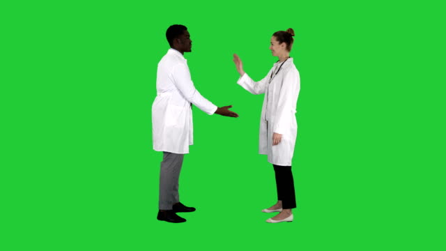 Erfolgreiches-Team-von-Chirurgen-geben-hohe-fünf-und-Lachen-isoliert-auf-weißem-Hintergrund-auf-einem-Green-Screen,-Chroma-Key