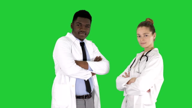 Frau-und-Mann-Ärzte-mit-verschränkten-Armen-auf-einem-Green-Screen,-Chroma-Key