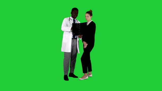 Junge-Frau-Besuch-Radiologe-für-Röntgen-Prüfung-ihres-Gehirns-auf-einem-Green-Screen,-Chroma-Key