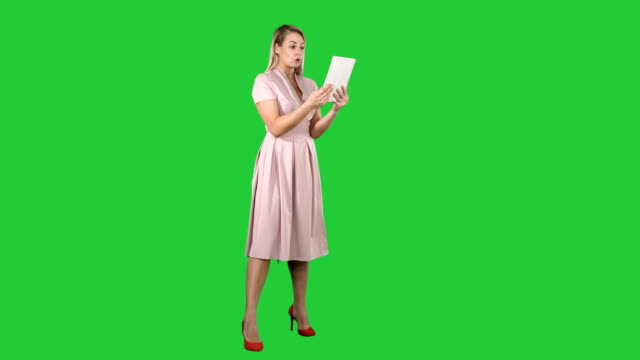 Chica-solo-haciendo-una-llamada-de-video-en-su-lado-de-tablet-vista-lenth-completo-en-una-pantalla-verde-Chroma-Key