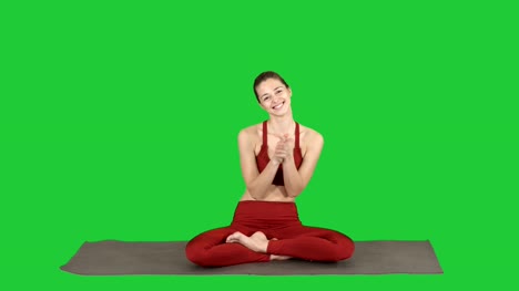 Mujer-joven-alegre-positivo-en-pose-de-yoga,-Palmas-de-las-manos-y-sonriente-en-una-pantalla-verde-Chroma-Key