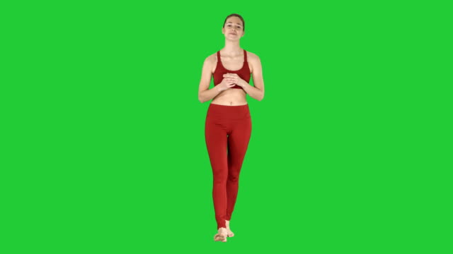 Schöne-junge-Yogalehrerin-im-Gespräch-mit-Kamera-auf-einem-Green-Screen,-Chroma-Key
