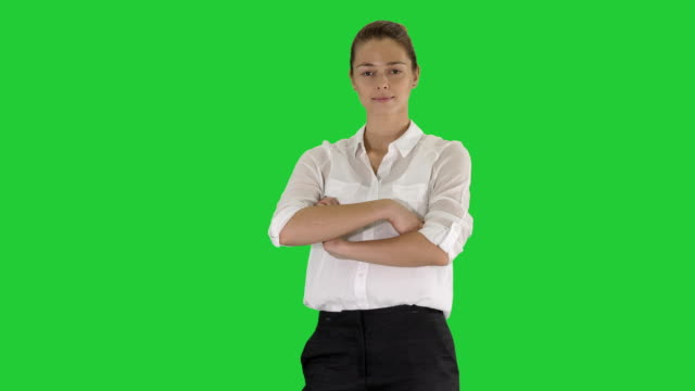 Schöne-junge-Frau-in-formalen-Shirt-Kreuzung-Arme-auf-einem-Green-Screen,-Chroma-Key