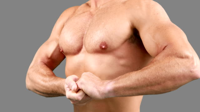 Muscular-man-flexionar-los-músculos