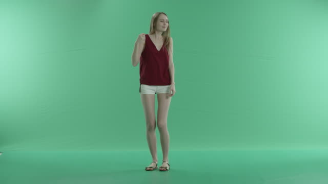 Schönes-Mädchen-Tanzen-auf-green-screen