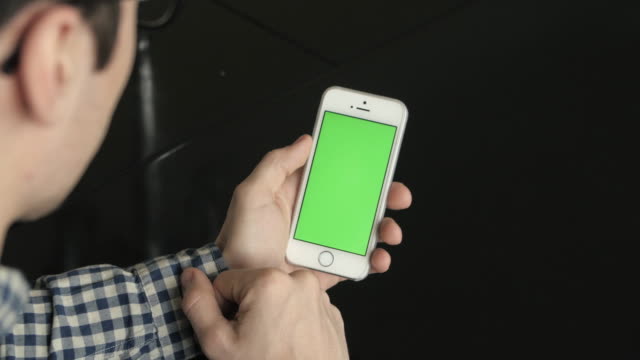 Mit-Telefon,-vertikale-mit-grünen-Bildschirm-im-Café