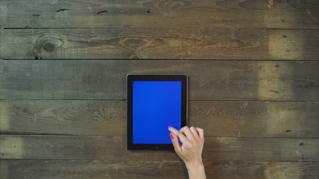 Golpes-a-mano-tableta-Digital-con-pantalla-azul