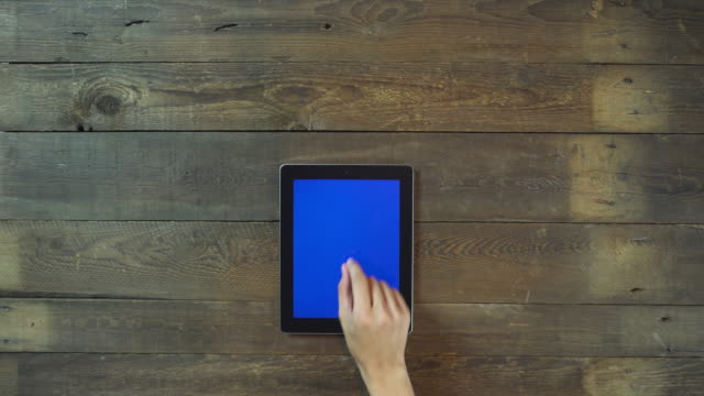 Alejar-la-tableta-Digital-de-mano-con-pantalla-azul