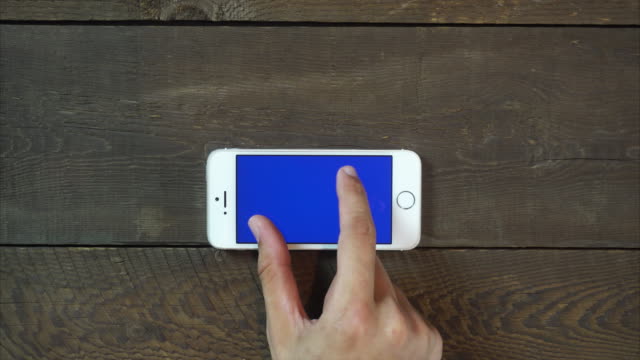 Hand-Smartphone-mit-blauen-Bildschirm-verkleinern