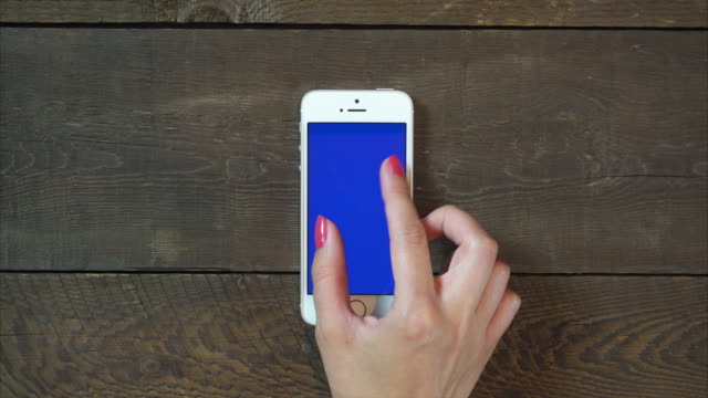 Alejar-la-mano-Smartphone-con-pantalla-azul