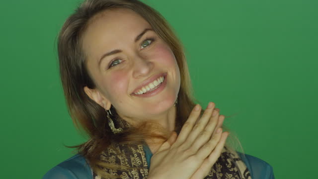 Schöne-Frau,-Lächeln-und-Lachen-auf-einem-green-Screen-Studio-Hintergrund