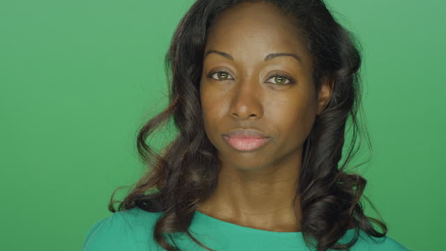 Schöne-Afrikanische-amerikanische-Frau-aussehende-hart-und-starrte-auf-einen-Greenscreen-Studio-Hintergrund