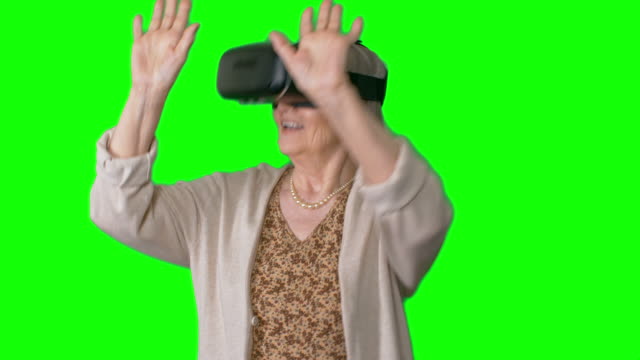 Excitó-la-anciana-en-gafas-VR