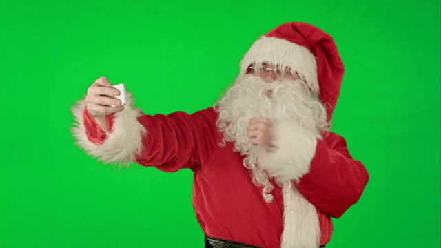 Santa-Claus-haciendo-una-autofoto-en-una-pantalla-verde-Chrome-Key