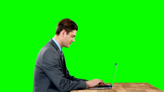 Vista-posterior-del-empresario-utilizando-un-ordenador-portátil-y-tableta-digital