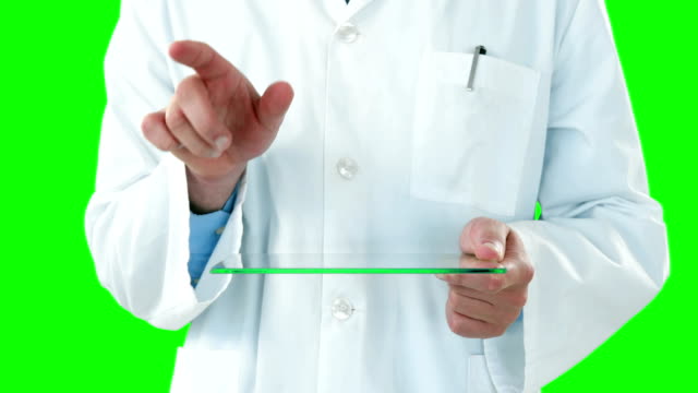 Médico-utiliza-tableta-futurista-contra-pantalla-verde