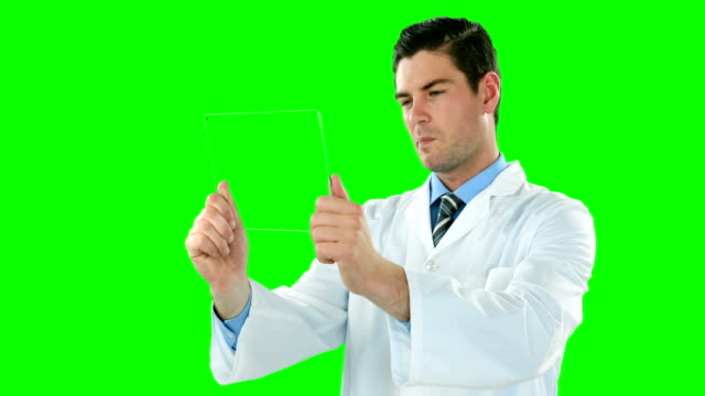 Médico-utiliza-tableta-futurista