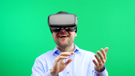 Mann-in-Virtual-Reality-Brille.-Green-Screen.