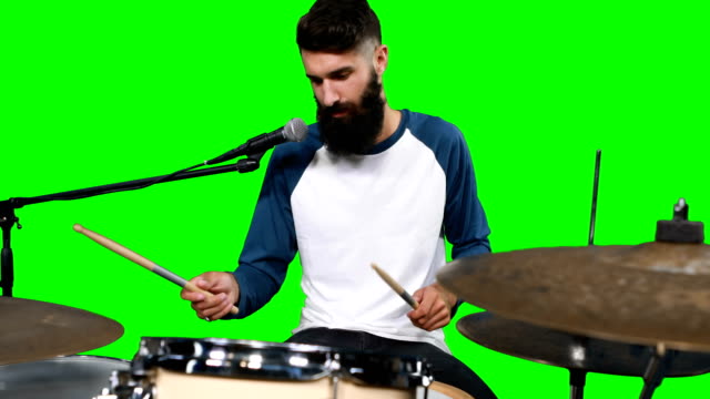Männliche-Drumer-spielen-Trommel