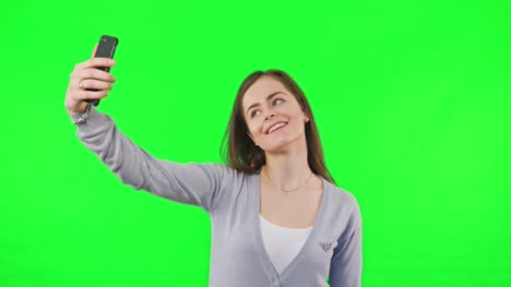 Junge-Frau-nimmt-Selfies-