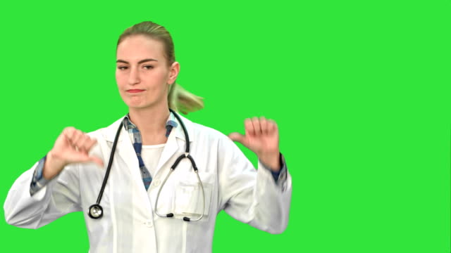 Junge-Ärztin-zeigt-Daumen-runter-Zeichen-auf-einem-Green-Screen,-Chroma-Key
